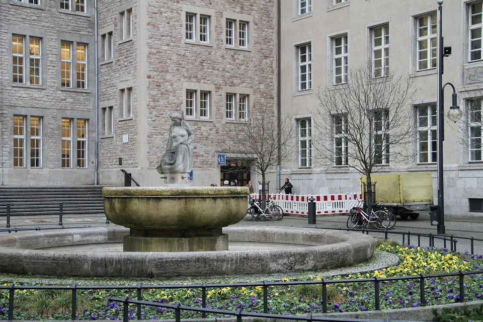 Rathaus Neukölln - Rathaus-Brunnen d