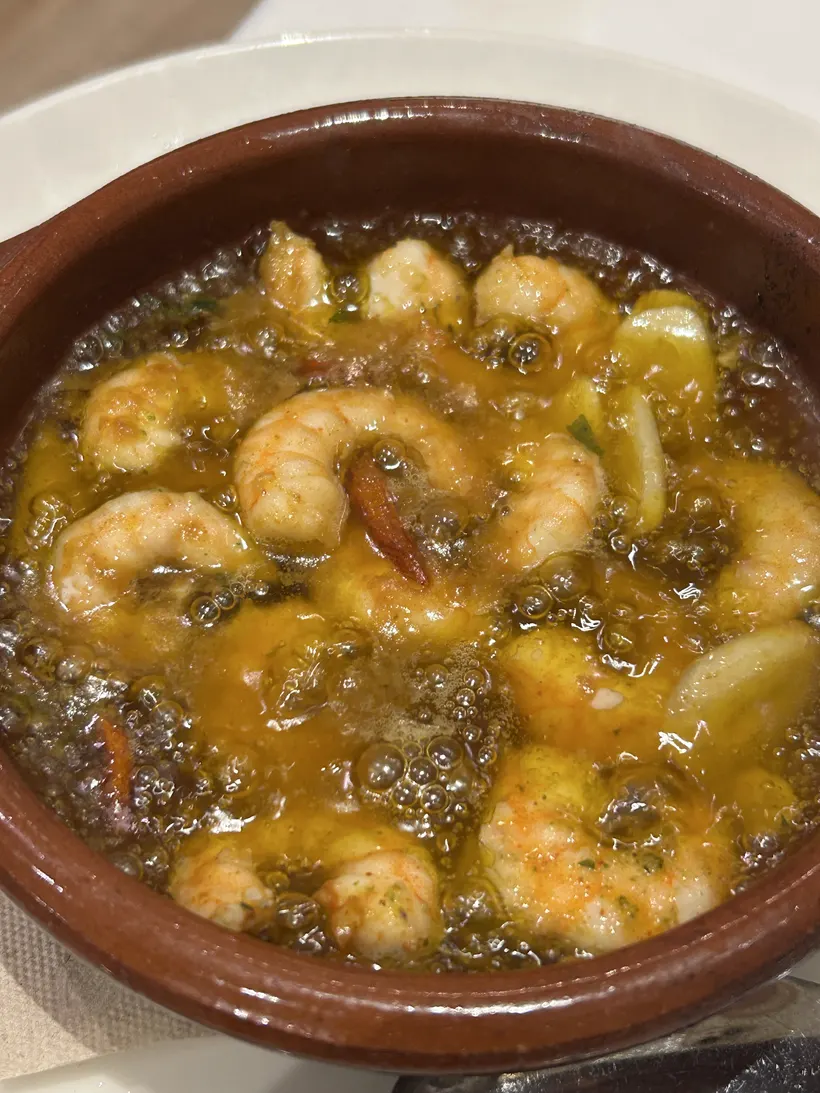Eine Pfanne mit Gambas al ajillo, Garnelen in Knoblauchöl