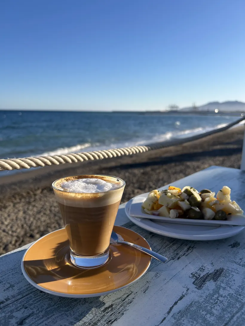 Café con leche und kleine Tapas an der Strandpromenade von Málaga