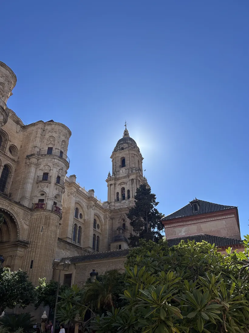 Die Kathedrale von Málaga, La Manquita, vor blauem Himmel